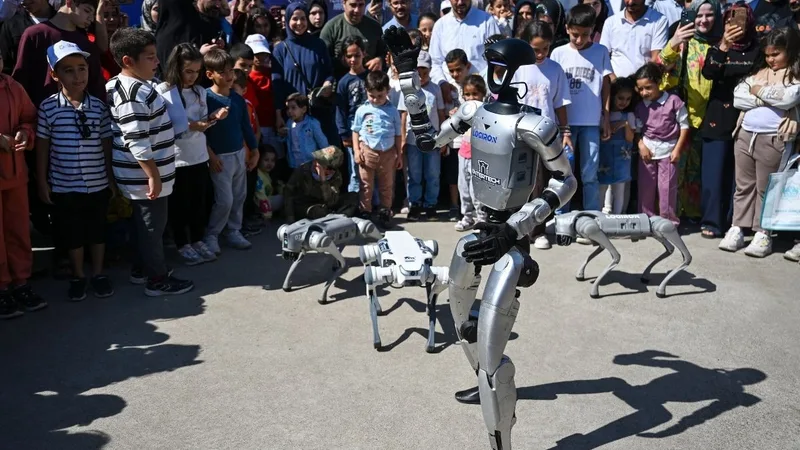 TEKNOFEST Güneydoğu'da insansı robot ve robot köpeklerin gösterisini izleyen kalabalık